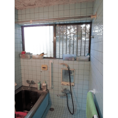 タイル張りの浴室のビフォー写真