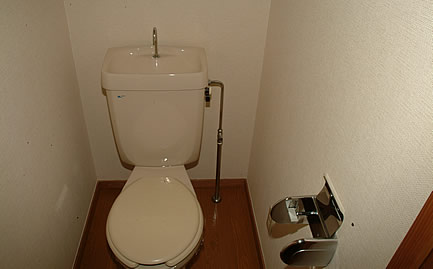 【before】古く、暗い印象のトイレ