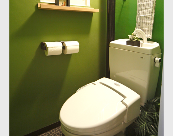 トイレも壁紙ひとつで明るく爽やかな雰囲気に