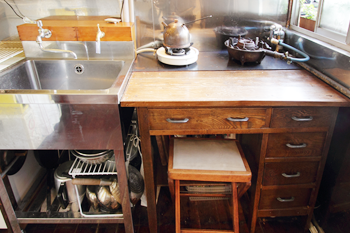 コンロの台は学習机、シンクはネットオークションで買った業務用。手造り感に愛着が湧くキッチン
