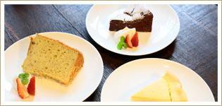 ふんわり食感のシフォンケーキや濃厚なガトーショコラなど、手作りケーキも人気。