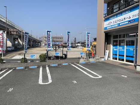 店舗駐車場最大６台、阪奈道路沿いです。お気軽にご来店お待ちしております。♪♪