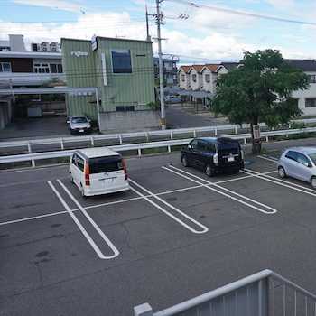 駐車場は建物裏側、共同駐車場となっております。