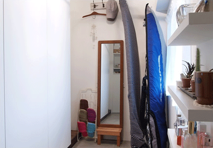 サーフィンが趣味の夫のために玄関の土間部分は広く取り、収納量も確保