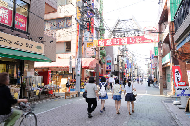 幕末期には2400軒の家が立ち、約1万人の人口を有したという千住宿。江戸で最大の宿場町として栄えた界隈は現在「宿場町通り商店街」に姿を変え、周辺4つの商店街と合わせ一大商圏を成しています