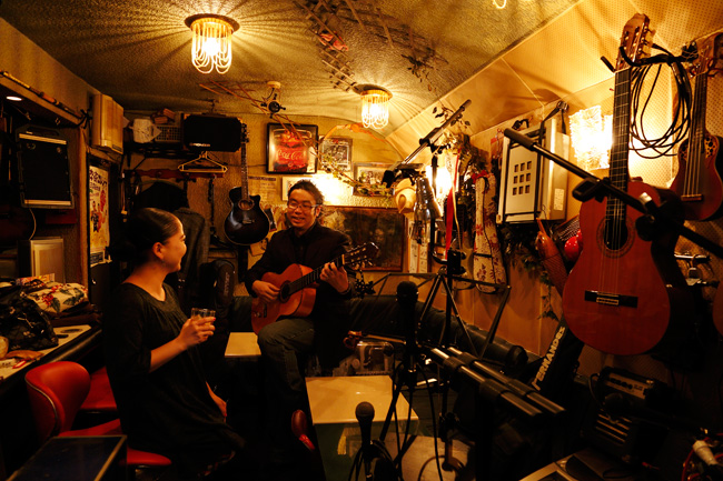 ギタリストでもいらっしゃる店主の鈴木雅己さん（右）と、シンガーの上間成子さん（左）ご夫婦
