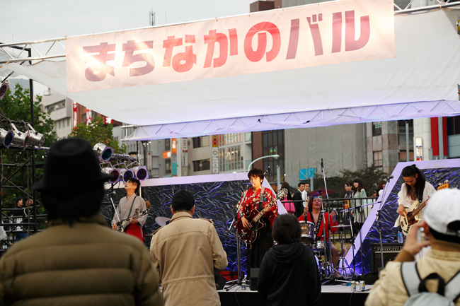 前夜祭では駅前の特設ステージでバンドやミュージシャンが本格的な音楽を披露