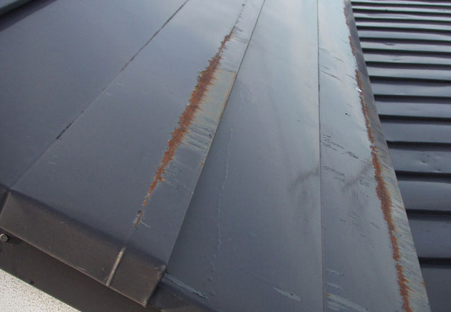 雨漏り発生 塗装の色が落ちてきた 屋根リフォームの方法とは Suumo スーモ
