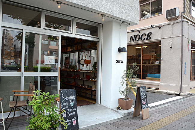 雑貨店とカフェを融合させた店など、さまざまな業態の店舗が蔵前に増殖中。奧に見える家具ショプ「NOCE」が入っている「タイガービル」は台東区に現存するビルの中では最も古く（昭和9年築）有形文化財に指定されている