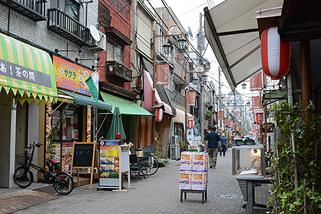小さな個人商店がひしめきあうように建つ「おかず横丁」。このエリアにも、変化の波は押し寄せていて、食料品の店に混じって、クラフトギャラリーや新しいカフェなども点在している