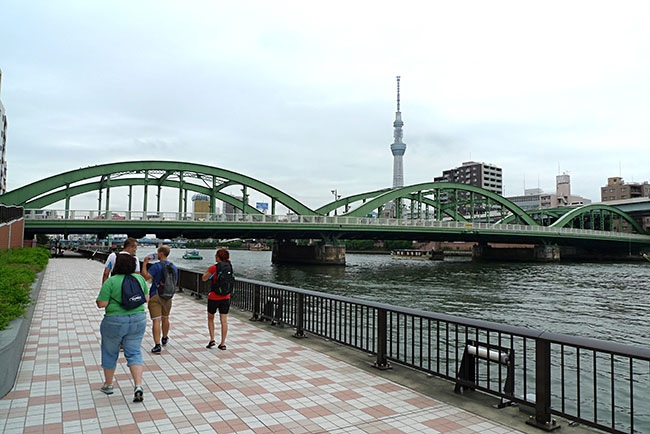 厩橋の向こうに東京スカイツリーがそびえる「隅田川テラス」からの眺め。スカイツリーや橋に明かりが灯るころが特に素晴らしく、地元の人に蔵前でお気に入りの場所はどこ？と聞くと、ほとんどの人はこの場所を挙げる
