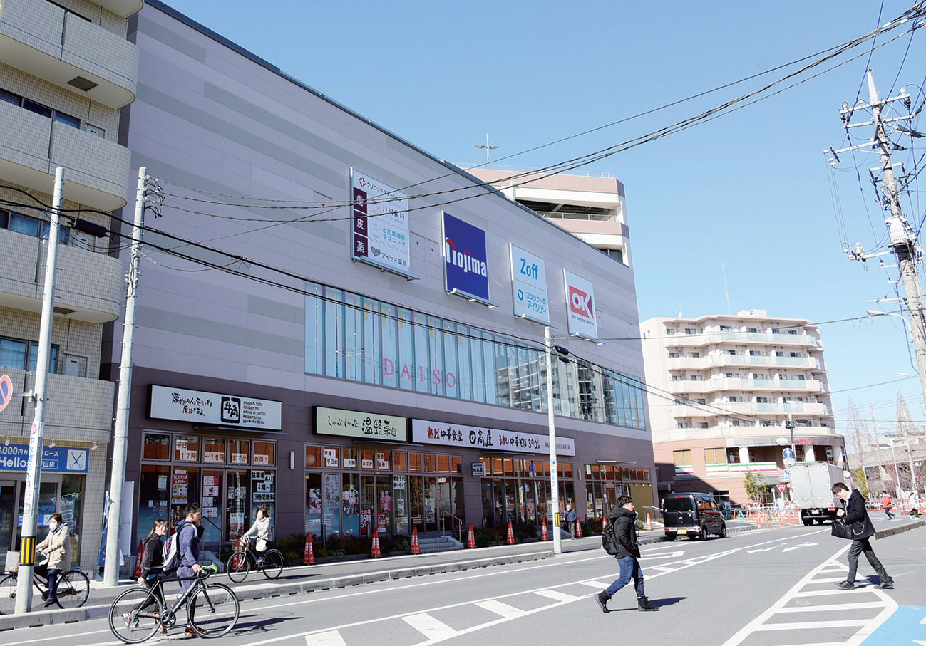 戸田駅西口にはスーパー等があり便利