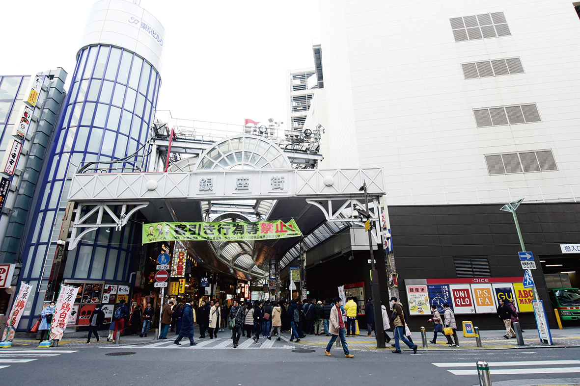京急川崎駅前には映画館や商店街も