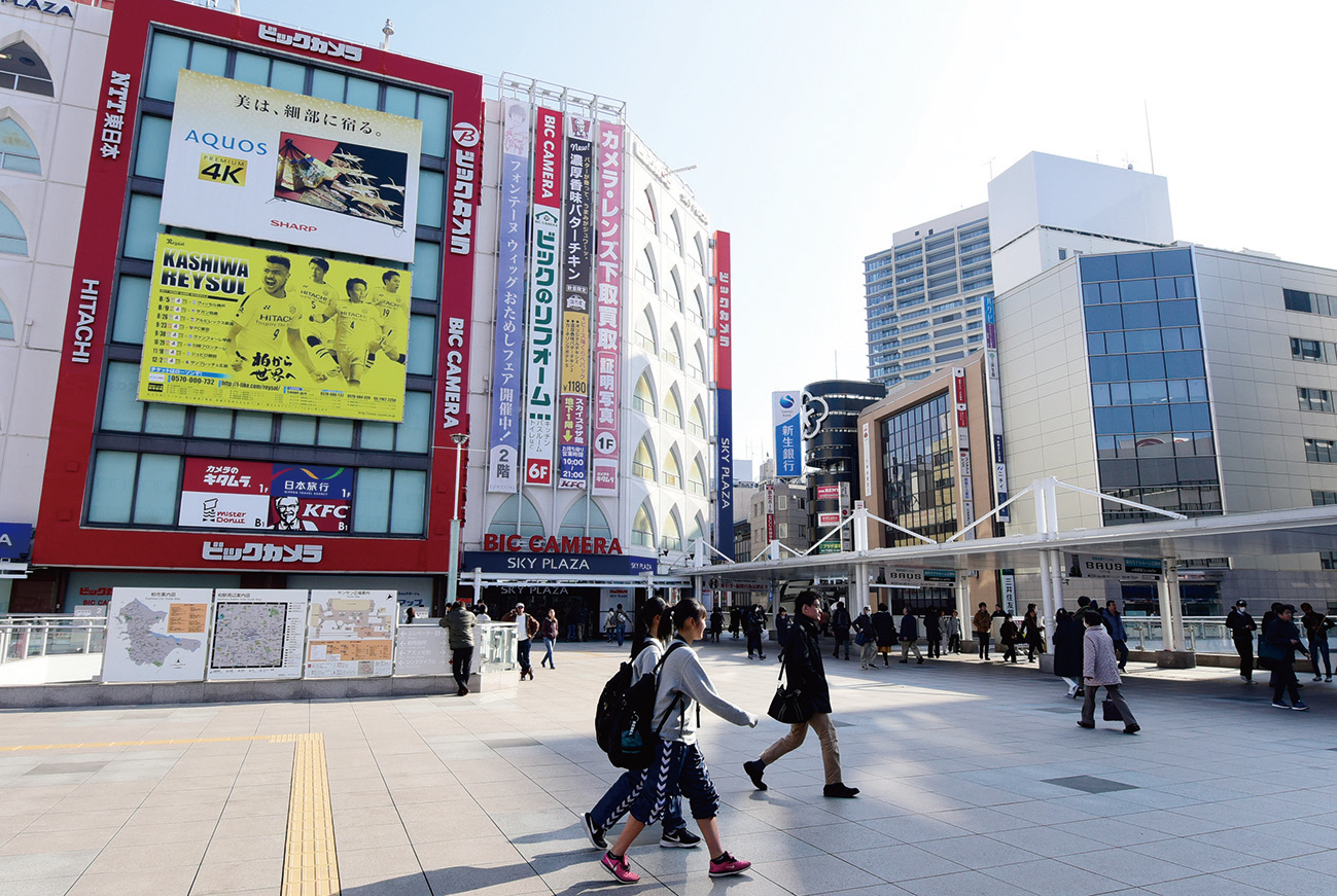 柏駅周辺には家電量販店や商店街がある
