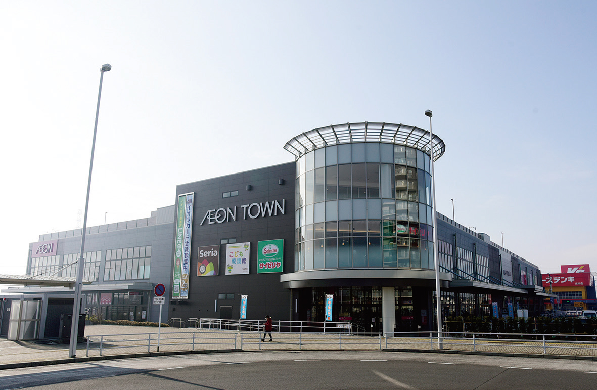 吉川美南駅前には大型商業施設が