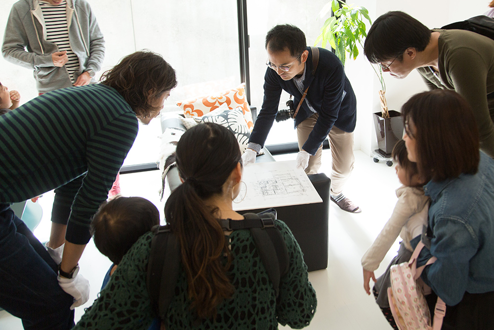 コーポラティブハウスの見学をする人々