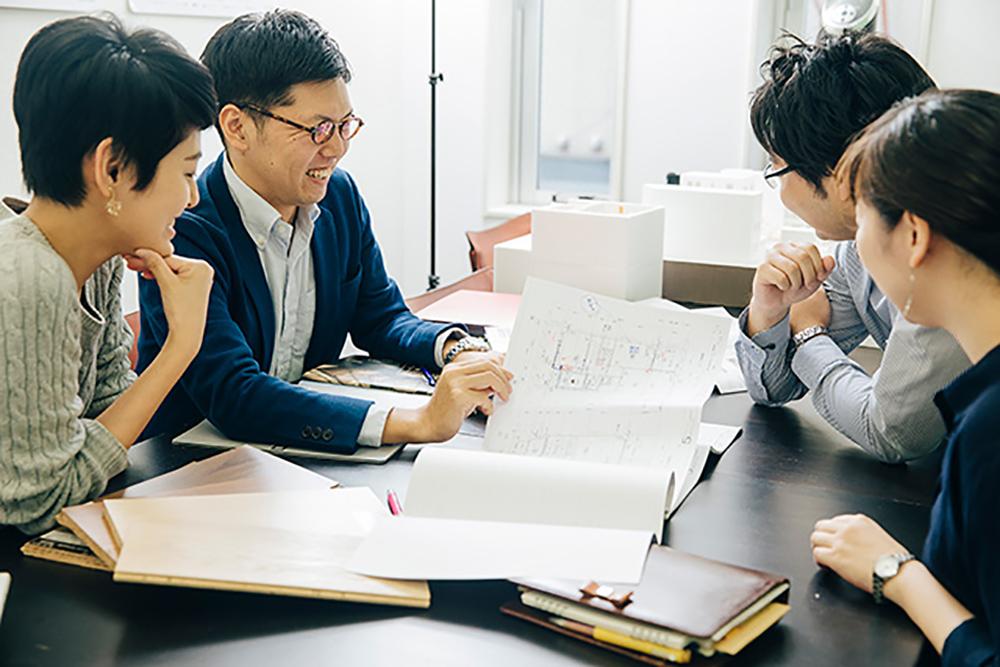 設計担当者と打ち合わせをするご夫婦