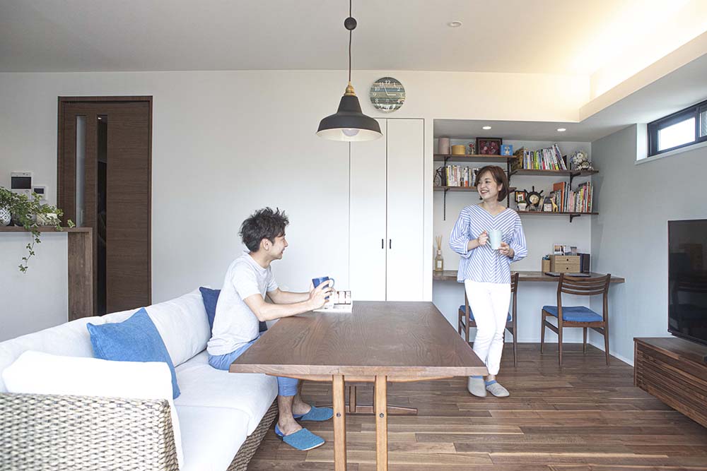 好きなものに囲まれたリビングで、コーヒーを飲むご夫婦