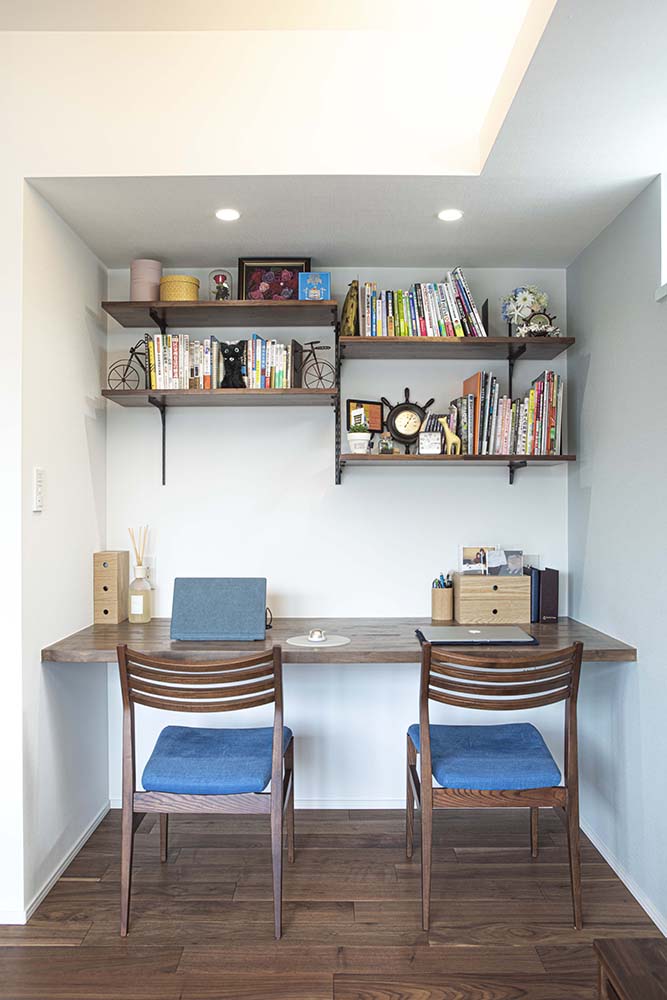 壁面の見せる収納に、本やこだわりの雑貨を飾る