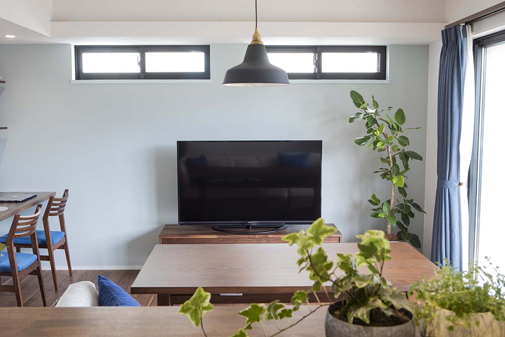 キッチンから見渡せるリビング