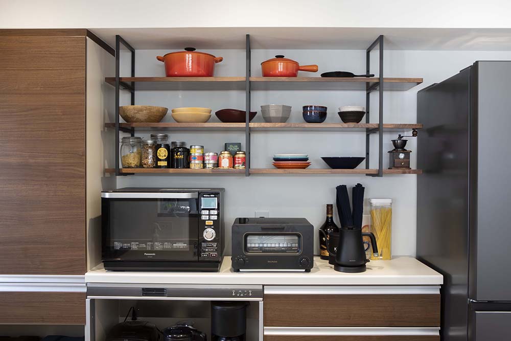 キッチンの見せる収納には、お気に入りの鍋やお皿を並べる