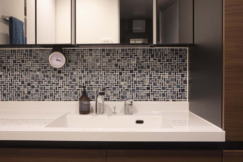 藍色のモザイクタイルがアクセントになった洗面台