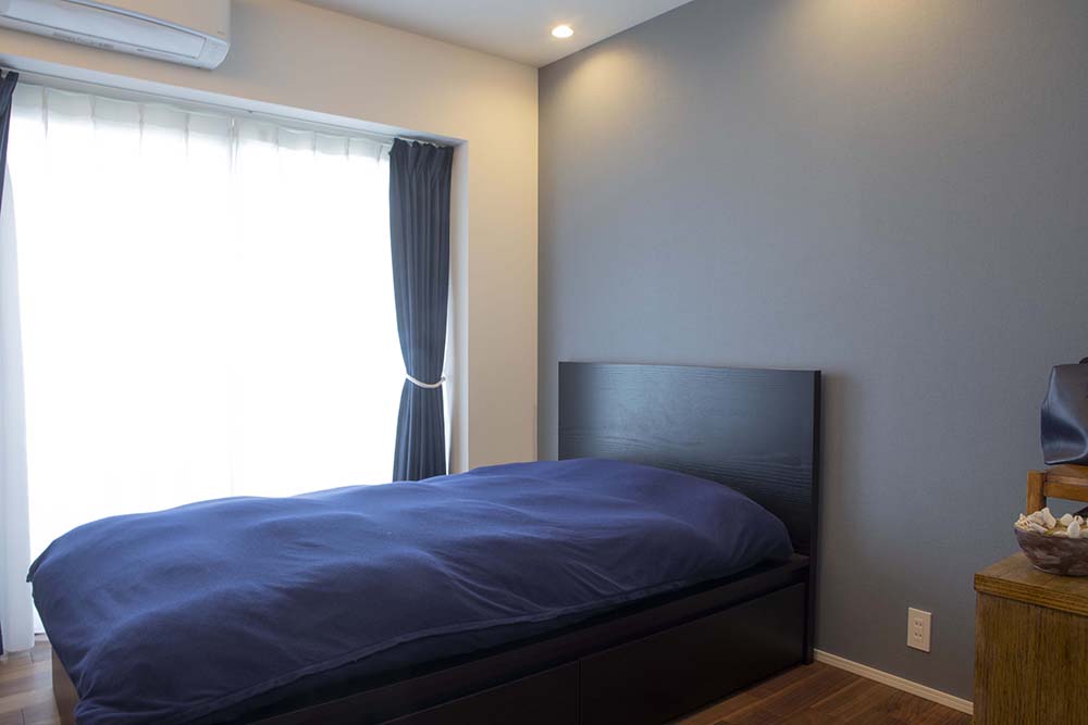 深いブルーの布団カバーやカーテン、気持ちが落ち着きそうな寝室