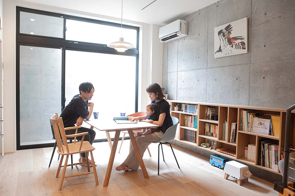 大きな窓と北欧の家具をお手本にした本棚が特徴的なダイニング