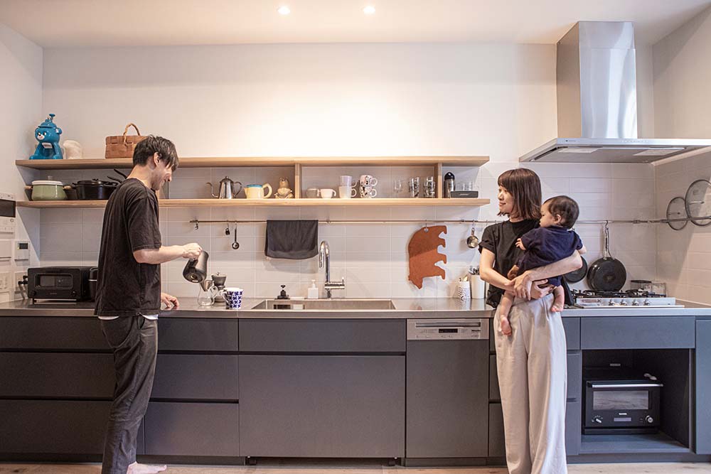 キッチンの前に立つご夫婦