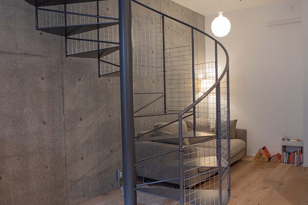 キッチンの前に立つご夫婦