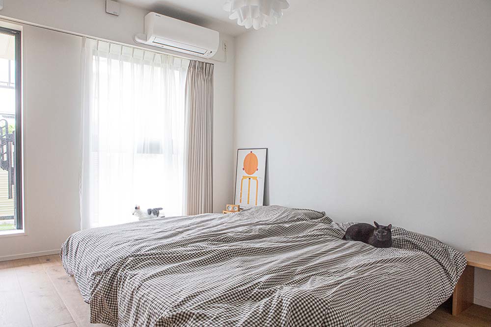 ベッドの上で休む猫たち