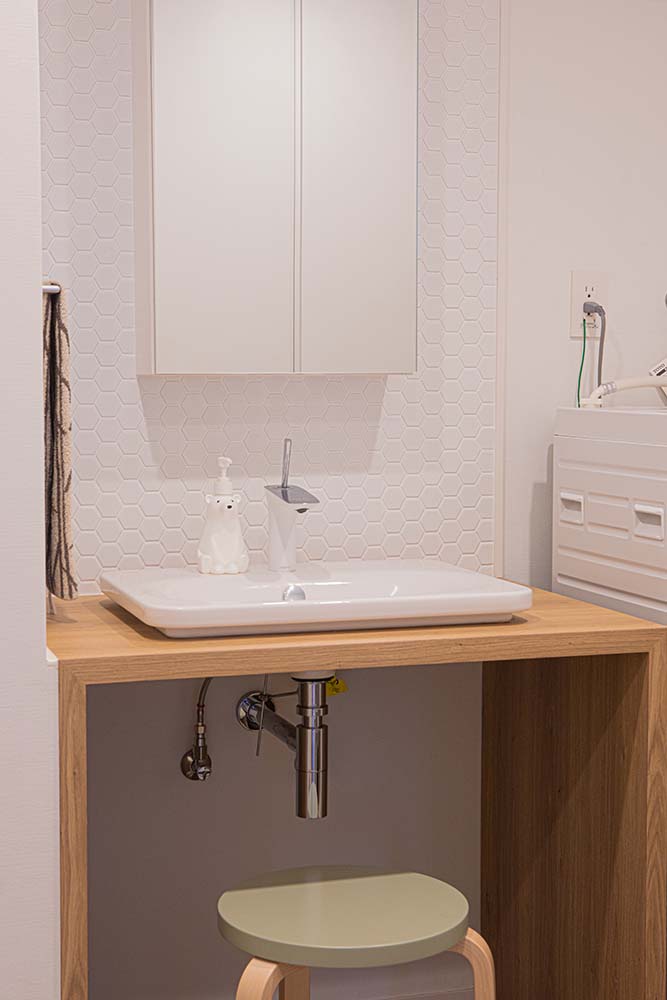 北欧テイストのすっきりとした洗面台