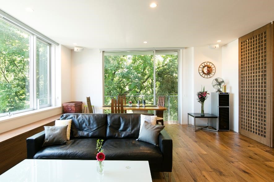 窓から見える緑が豊かなコーポラティブハウス