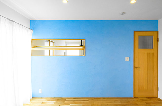 明るい色の珪藻土壁の寝室