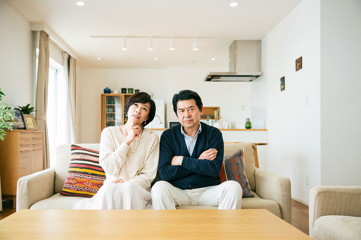 悩む夫婦のイメージ