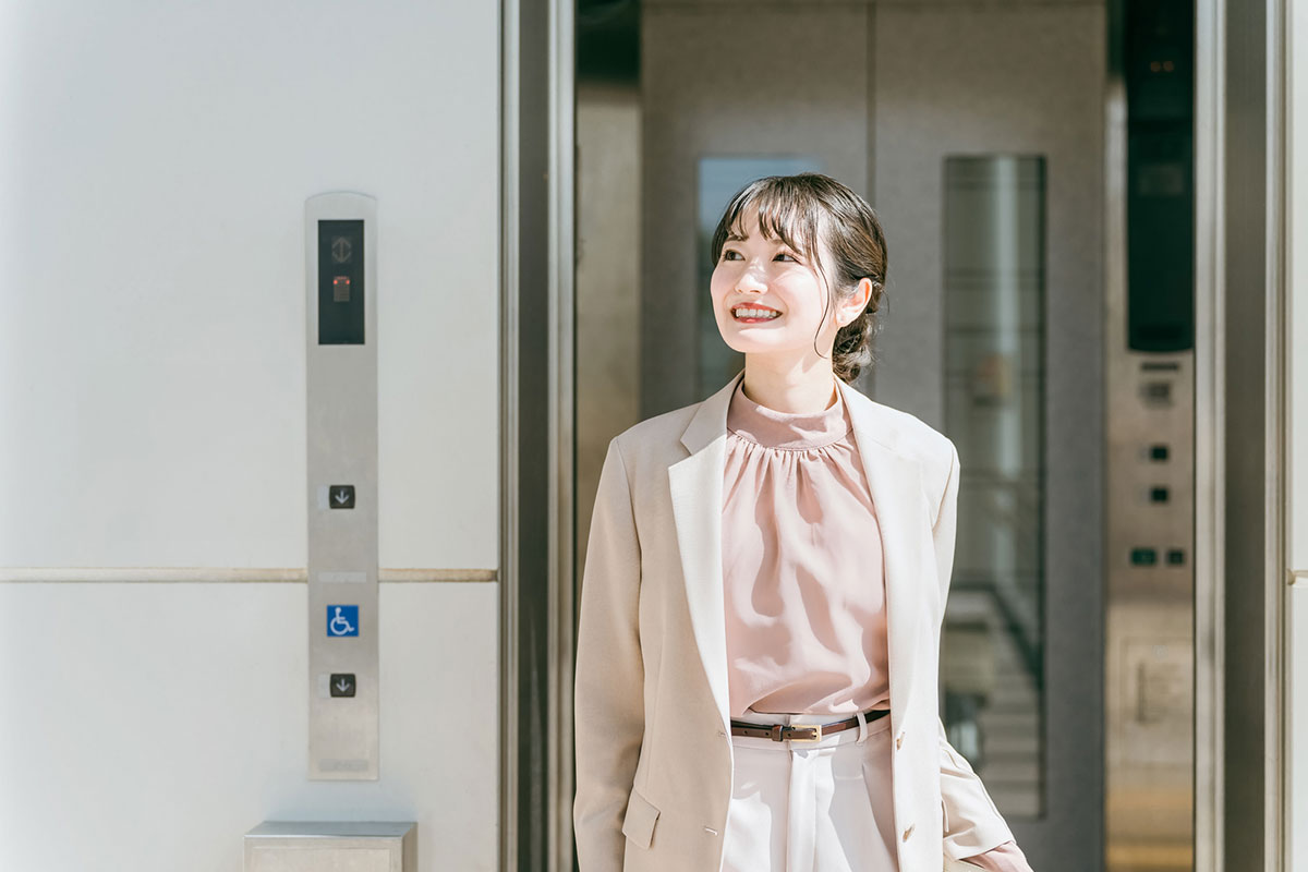 エレベーターに乗る女性のイメージ
