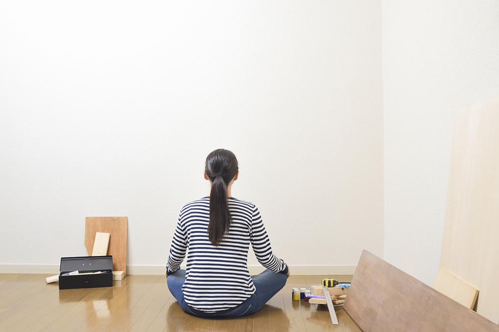 壁にDIYで棚をつくることを検討している人のイメージ