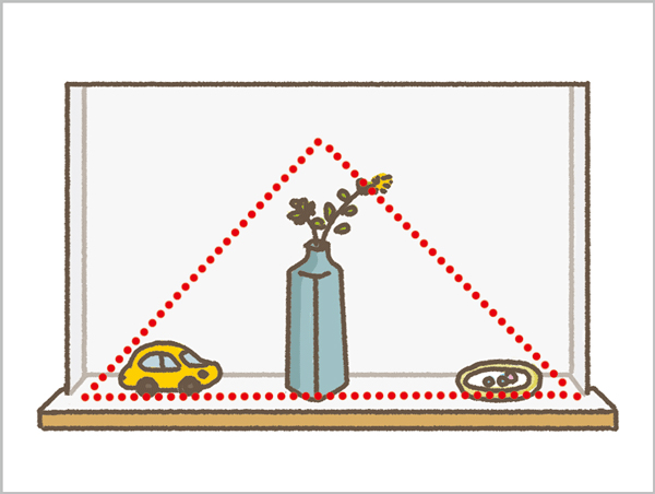 三角形に小物などを配置したニッチ