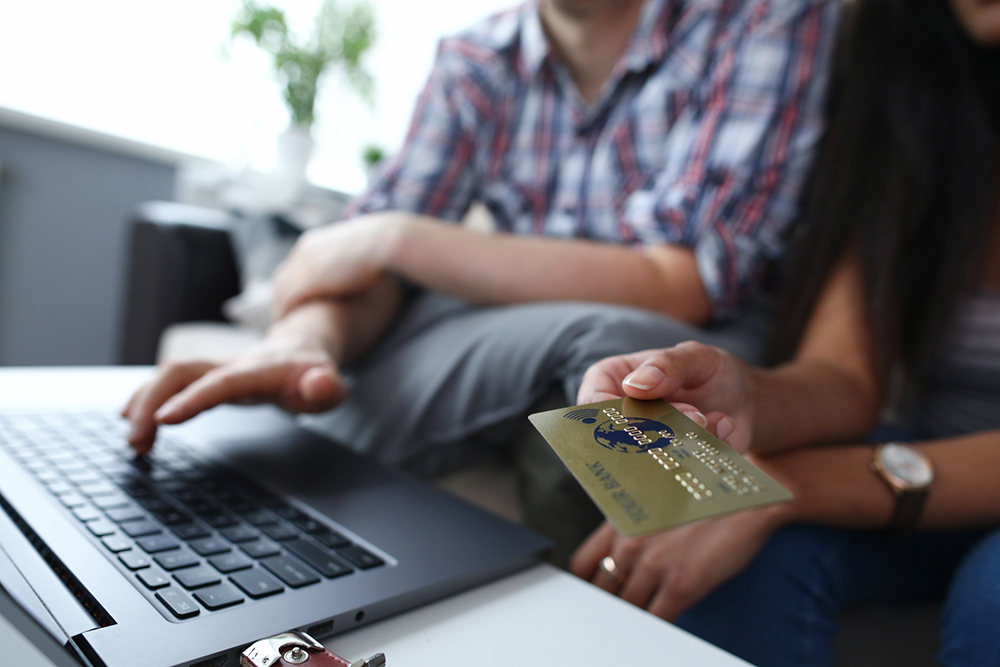 パソコンを確認する人