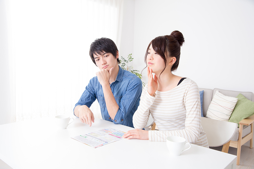 資料を見るカップル