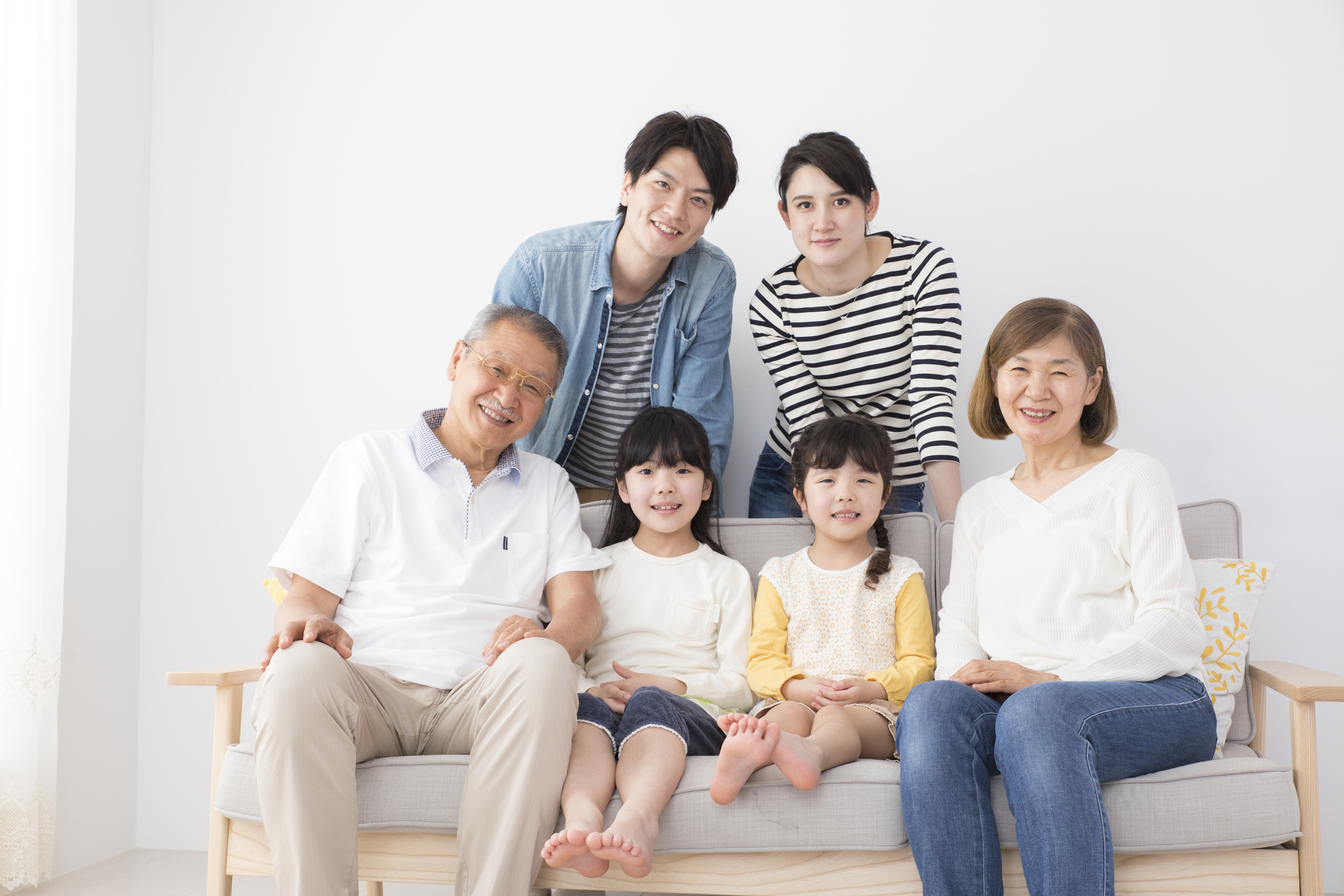 窮屈そうに座る家族