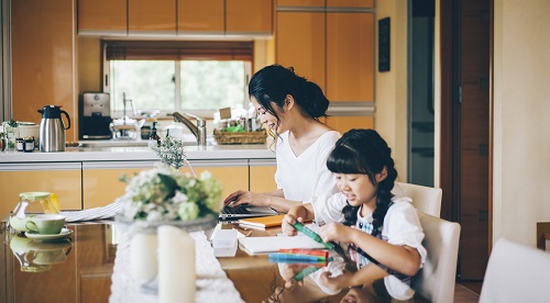 自宅で仕事する女性