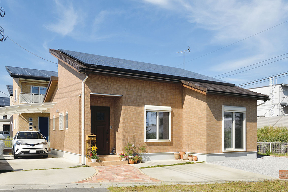 太陽光発電システムが搭載された平屋の外観