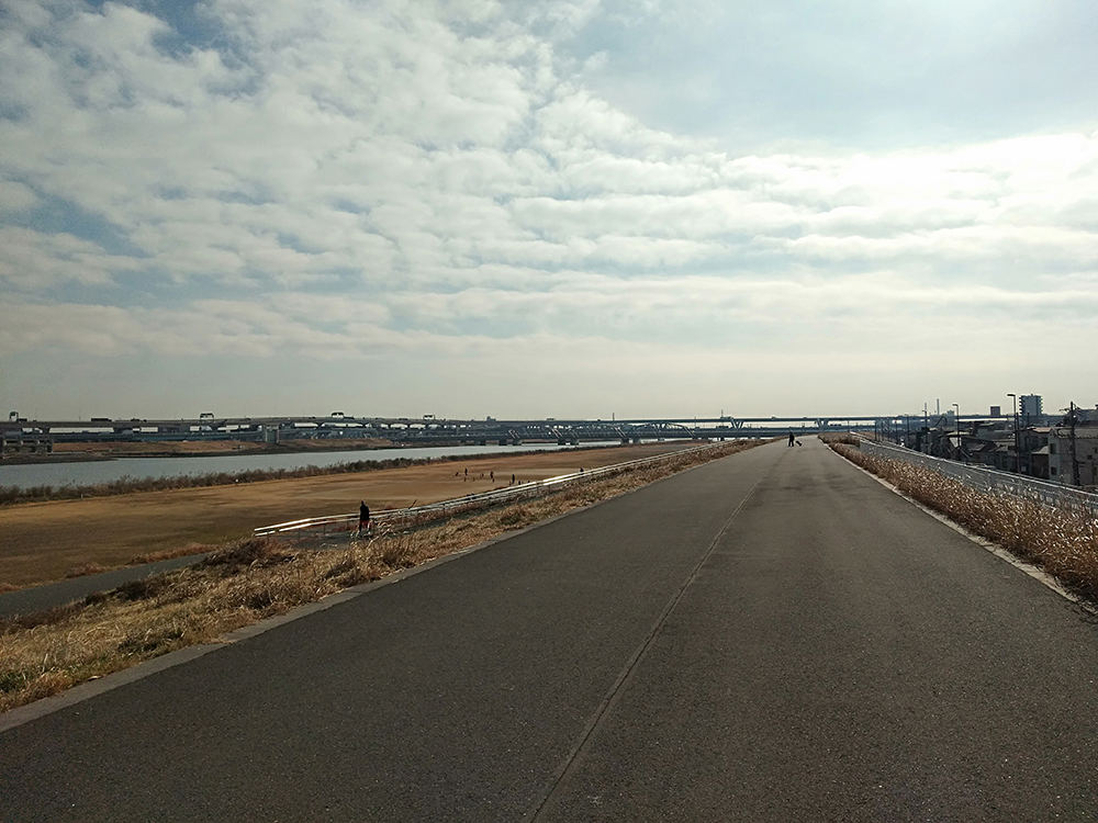 北千住駅から徒歩12分ほどの荒川河川敷