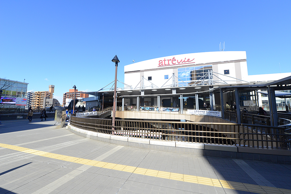 三鷹駅駅舎とアトレヴィ三鷹