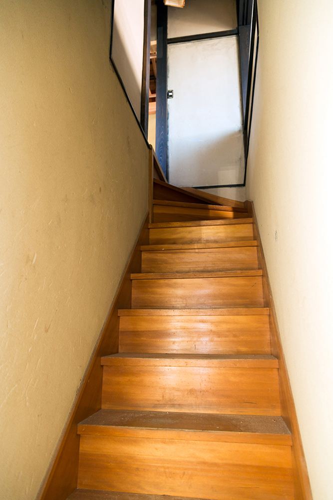 手すりがない古い住宅の階段