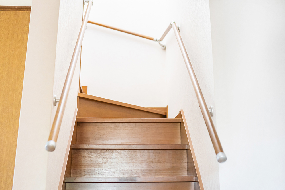 階段の手すりの高さ 取り付けるのは何ｃｍが正解 住まいのお役立ち記事