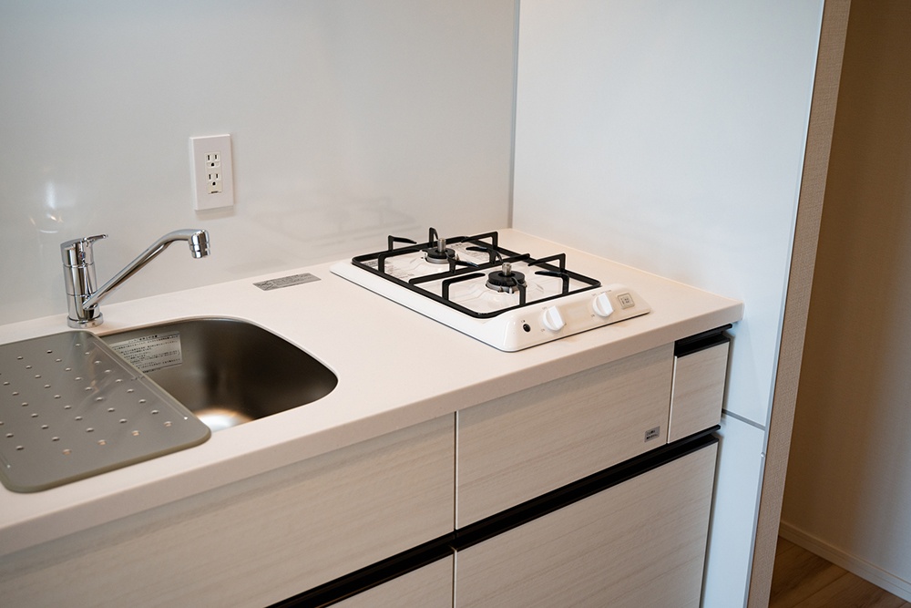 もとの押入スペースに設置したコンパクトなキッチン