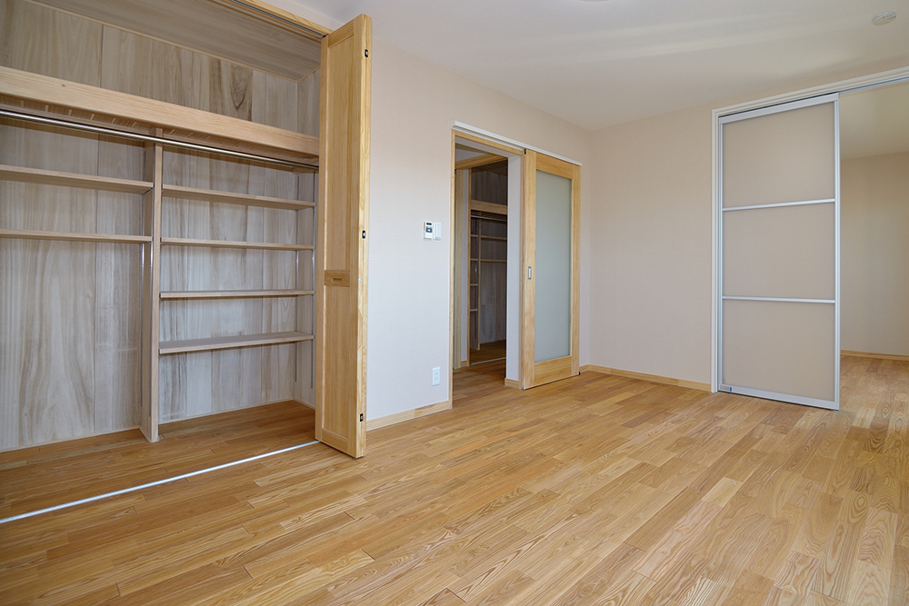 アクリルを用いた引き戸