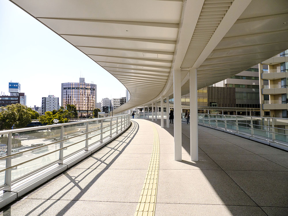 駅と横浜市役所新庁舎を結ぶ、さくらみらい橋